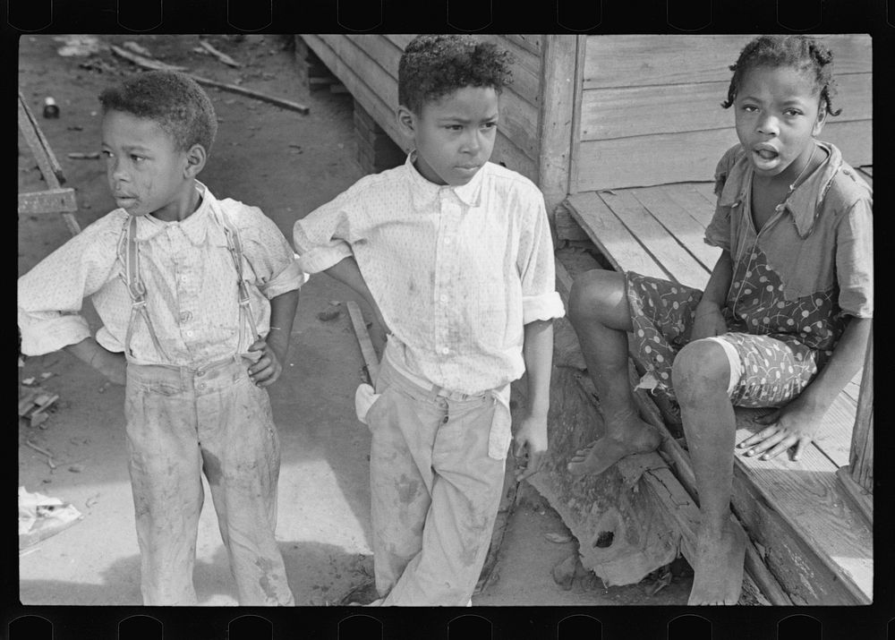 Three  children, Natchez, Mississippi. Sourced from the Library of Congress.