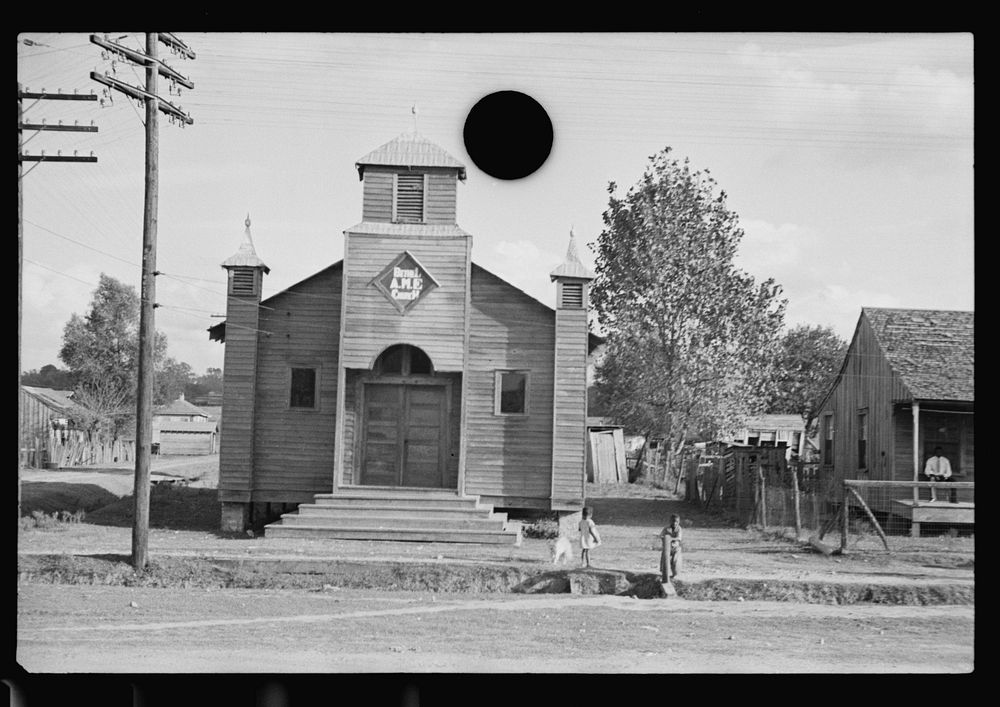 [Untitled photo, possibly related to: Church at Natchez, Mississippi]. Sourced from the Library of Congress.