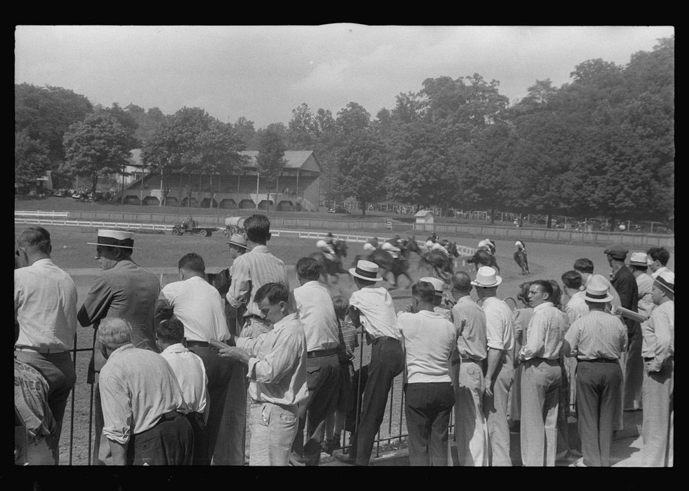 Watching horse race, Lancaster, Ohio. Sourced from the Library of Congress.