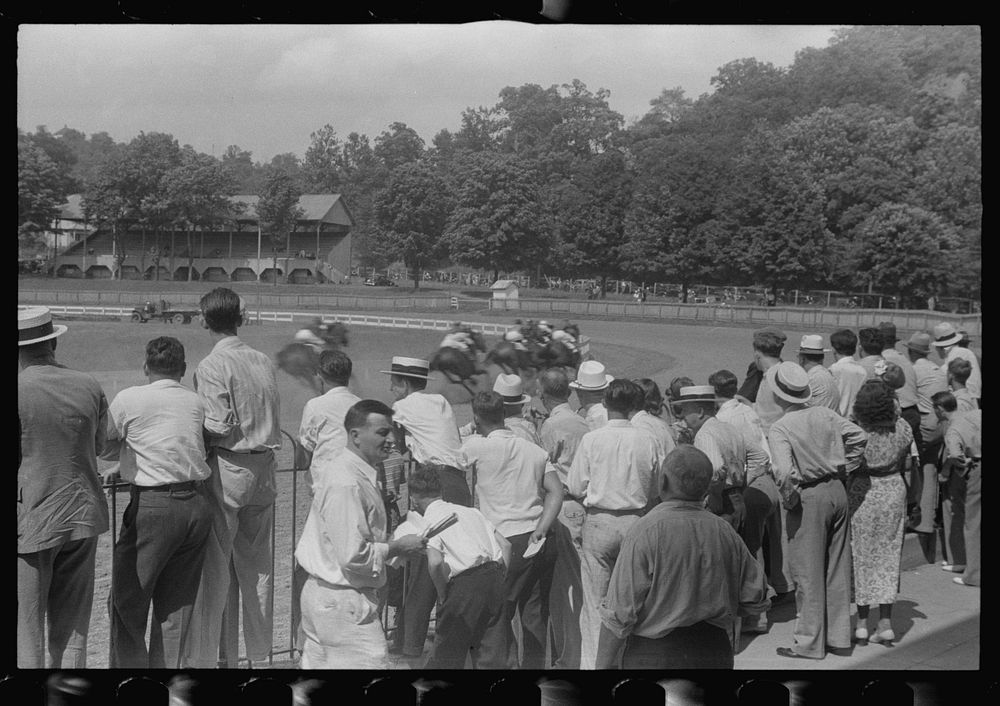 Horse race, Lancaster, Ohio. Sourced from the Library of Congress.
