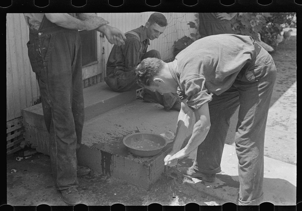 Washing up for dinner during wheat harvest, central Ohio. Sourced from the Library of Congress.