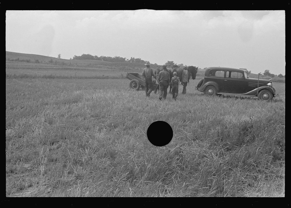 [Untitled photo, possibly related to: Threshing scene, central Ohio]. Sourced from the Library of Congress.