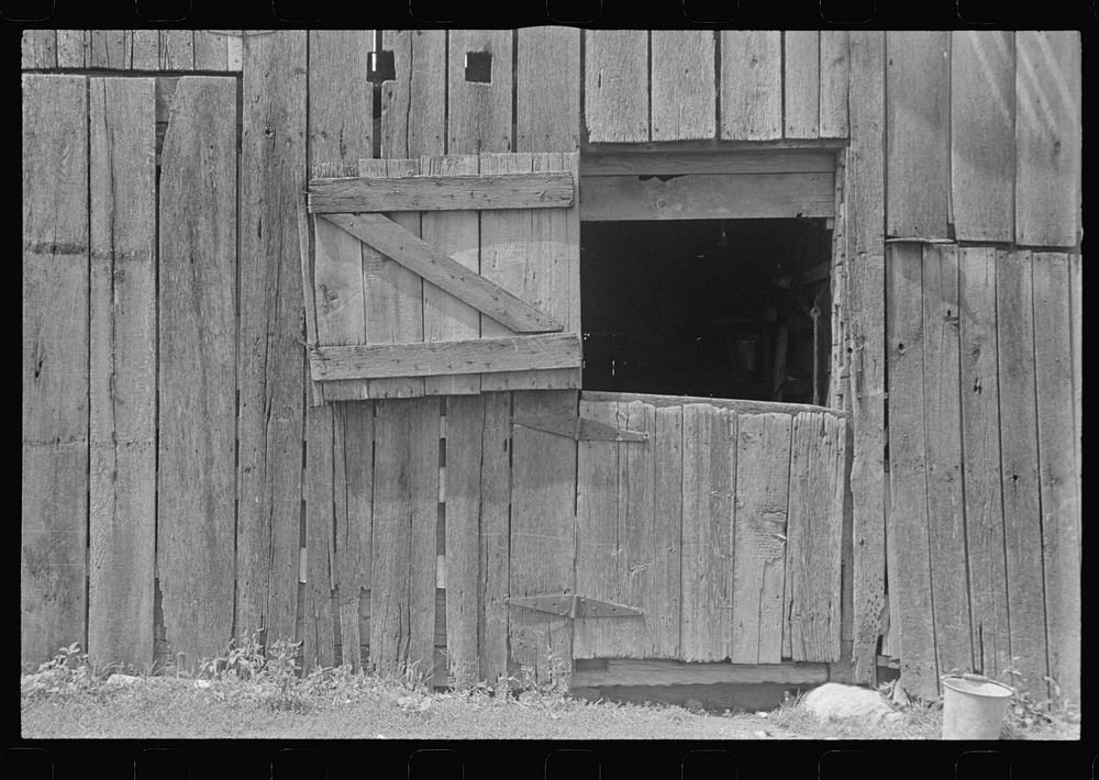 Old barn on Route 40, central Ohio (see general caption). Sourced from the Library of Congress.