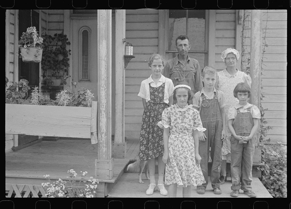 The Thaxton family, near Mechanicsburg, Ohio. Sourced from the Library of Congress.