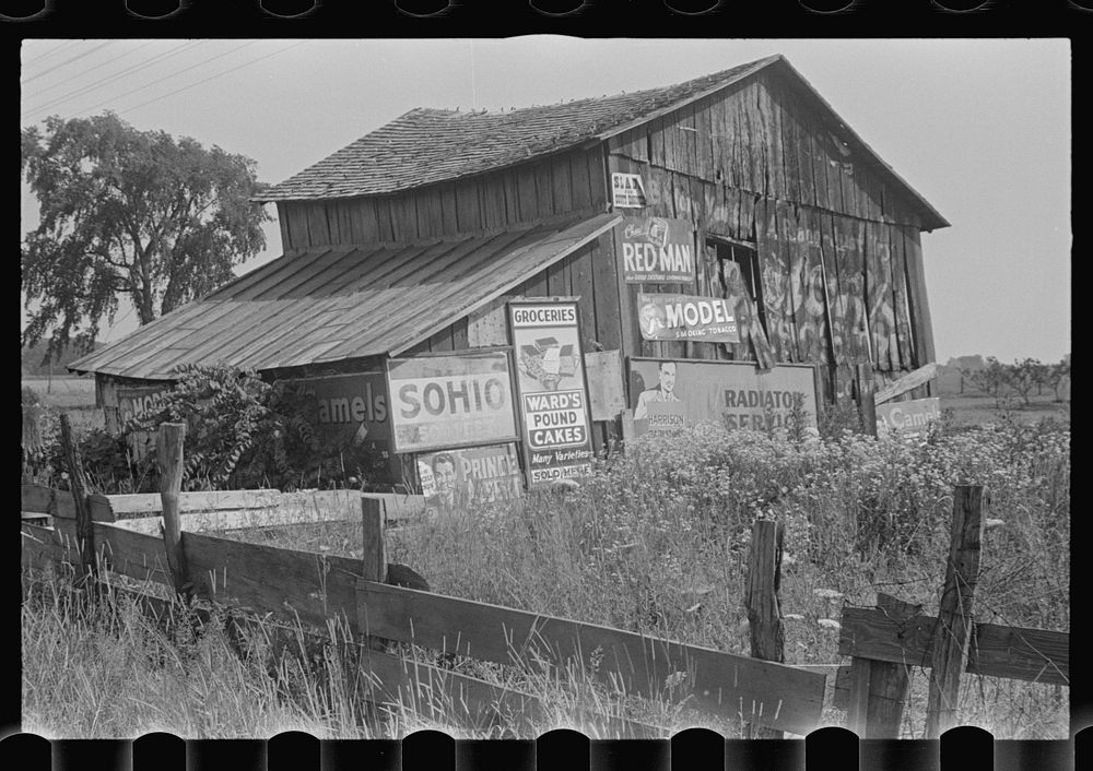 Old barn in central Ohio on Route 40 (see general caption). Sourced from the Library of Congress.
