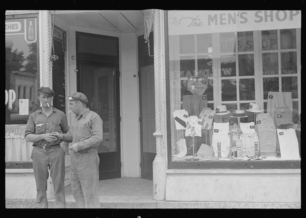 Street scene, Washington Court House, Ohio (see general caption). Sourced from the Library of Congress.