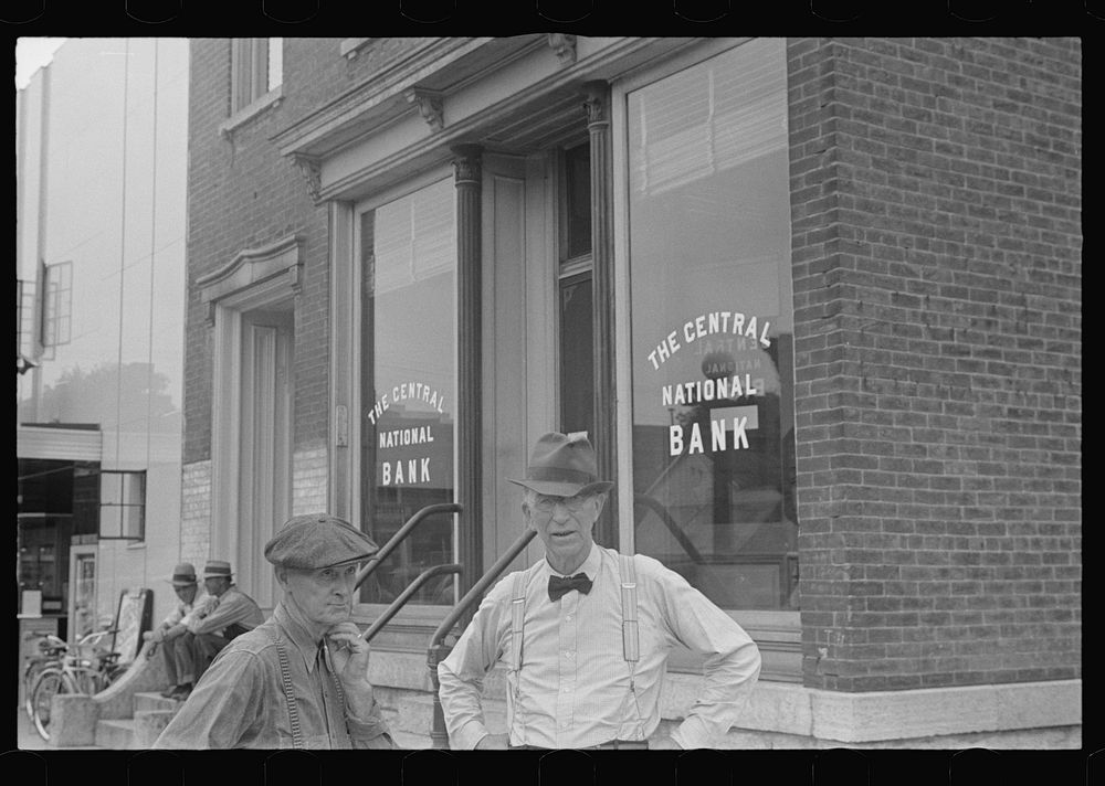 Saturday afternoon in London, Ohio, "the main street". Sourced from the Library of Congress.