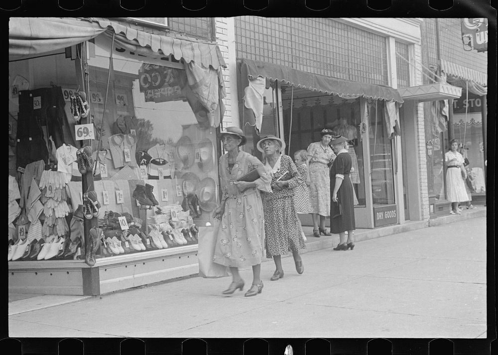 Saturday afternoon in London, Ohio, "the main street". Sourced from the Library of Congress.