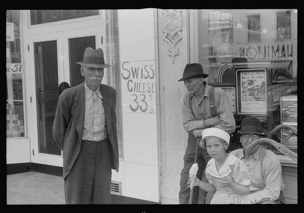 Street scene, Circleville, Ohio (see general caption). Sourced from the Library of Congress.