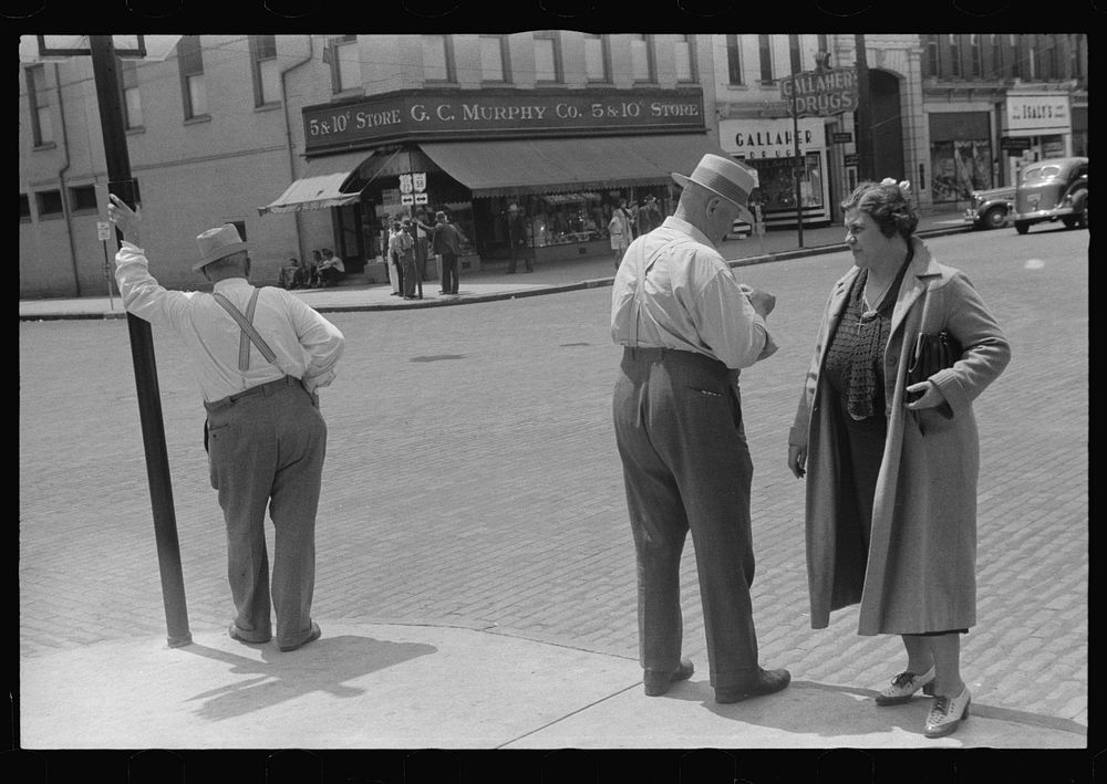Street scene, Circleville, Ohio (see general caption). Sourced from the Library of Congress.