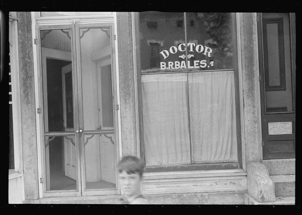 Doctor's office, Main and Court Streets, Circleville, Ohio (see general caption). Sourced from the Library of Congress.