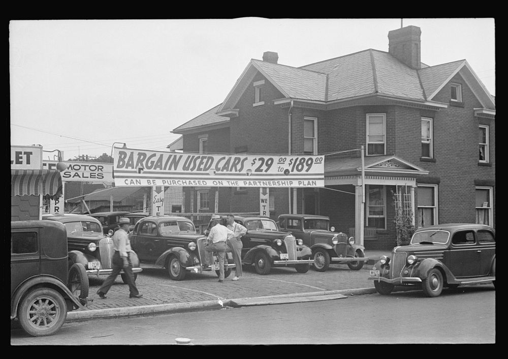 Used car lot, Lancaster, Ohio. Sourced from the Library of Congress.
