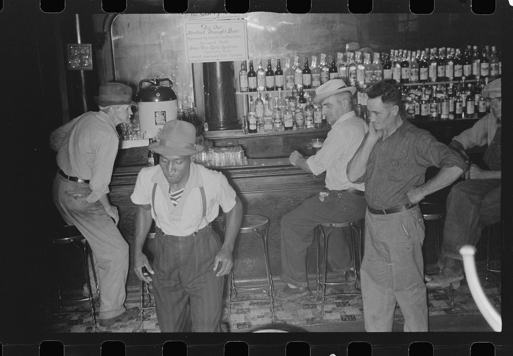 Wonder Bar, hot spot of Circleville, Ohio (see general caption). Sourced from the Library of Congress.