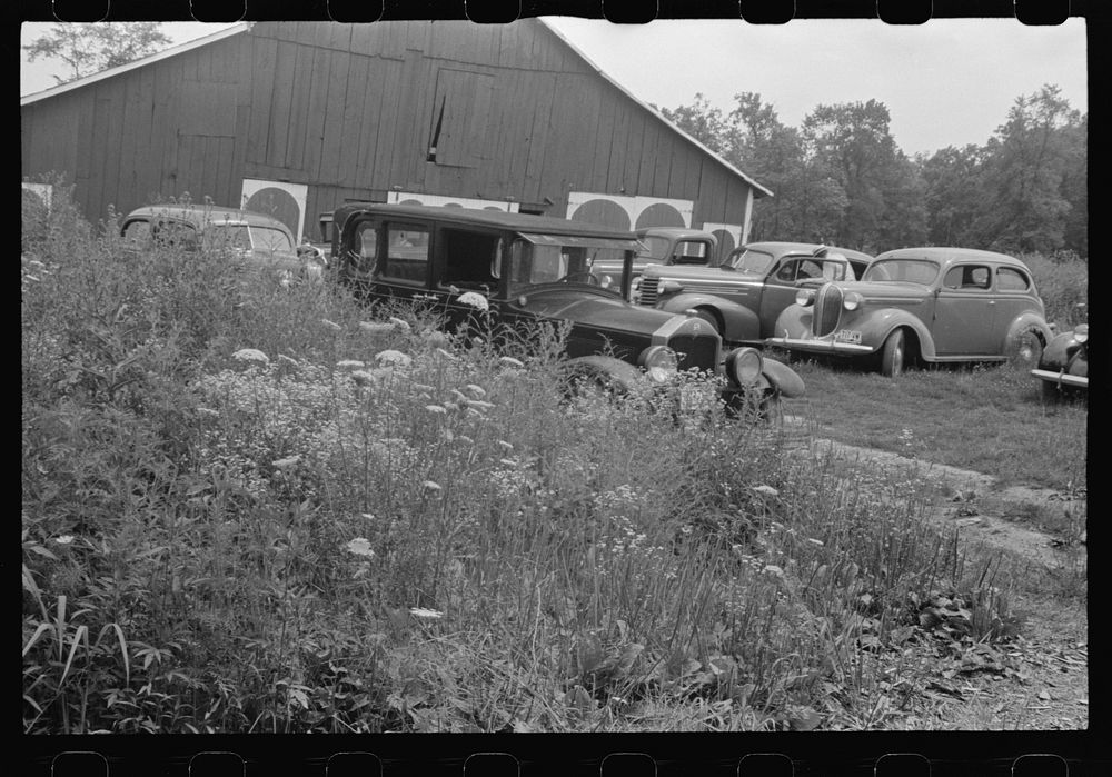 [Untitled photo, possibly related to: Autos of spectators attending farmland auction, New Carlisle [i.e. Marysville], Ohio].…