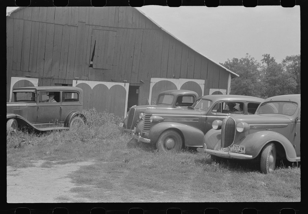 Autos of spectators attending farmland auction, New Carlisle [i.e. Marysville], Ohio. Sourced from the Library of Congress.