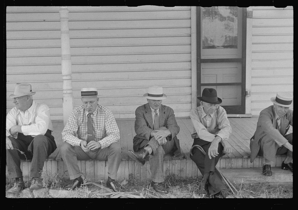 Spectators at farmland auction, New Carlisle [i.e. Marysville], Ohio. Sourced from the Library of Congress.
