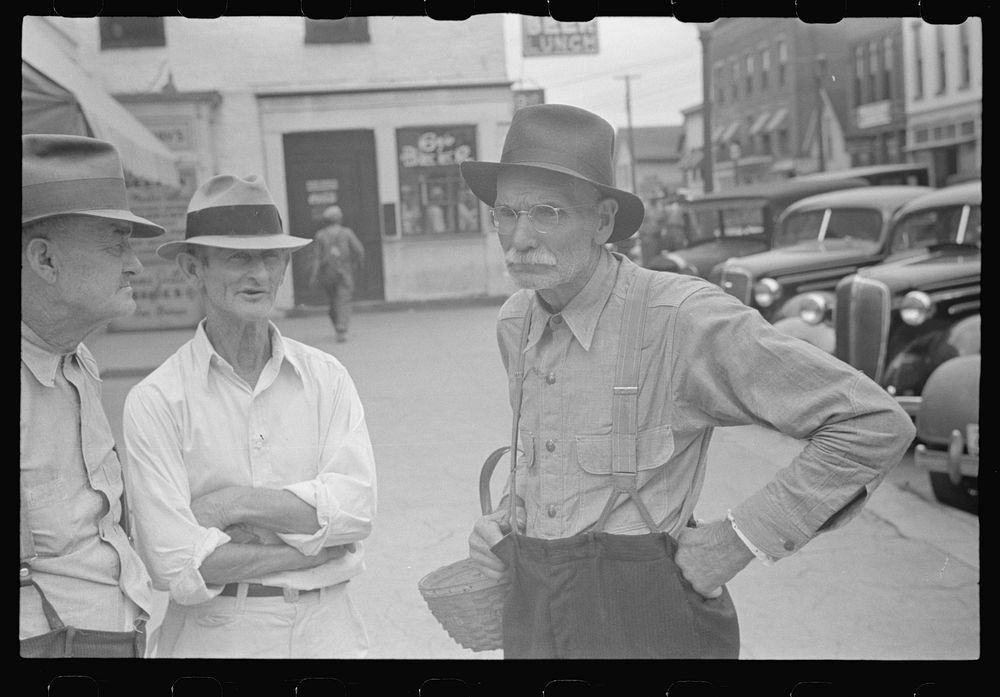 [Untitled photo, possibly related to: Street scene, Marysville, Ohio]. Sourced from the Library of Congress.