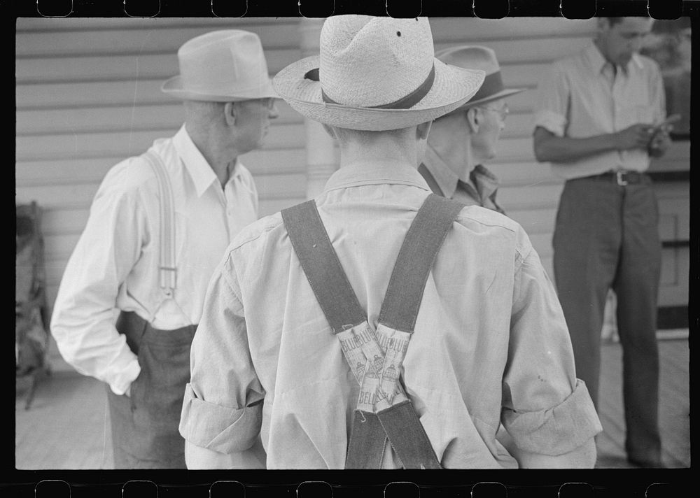 Spectators at farmland auction, New Carlisle [i.e. Marysville], Ohio. Sourced from the Library of Congress.