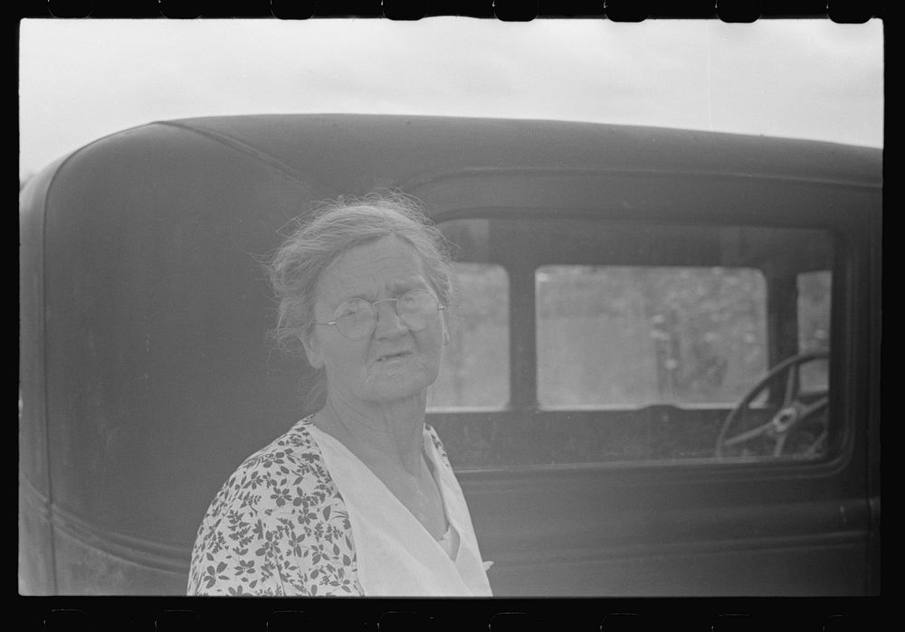 Farm woman at farm auction, New Carlisle [i.e. Marysville], Ohio. Sourced from the Library of Congress.