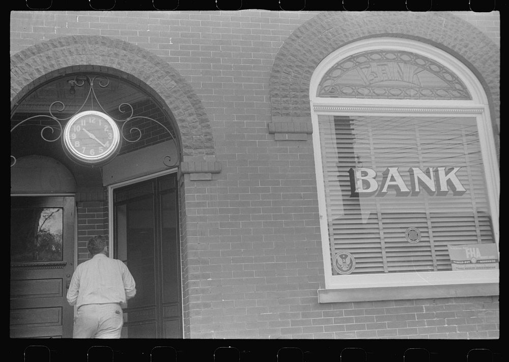 Bank in Worthington, Ohio. Sourced from the Library of Congress.