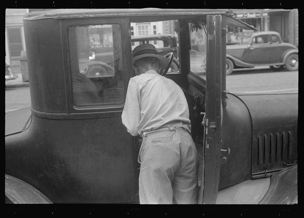 Getting crank out of car to get the motor started, Worthington, Ohio. Sourced from the Library of Congress.