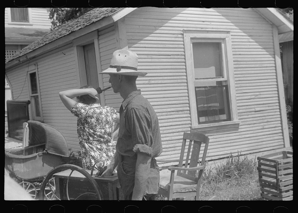Spectators at public auction in central Ohio. Sourced from the Library of Congress.
