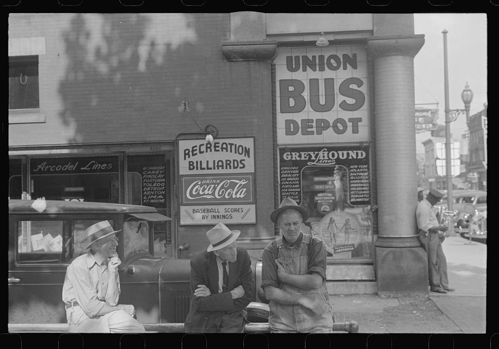 Bus station, Marion, Ohio. Sourced from the Library of Congress.