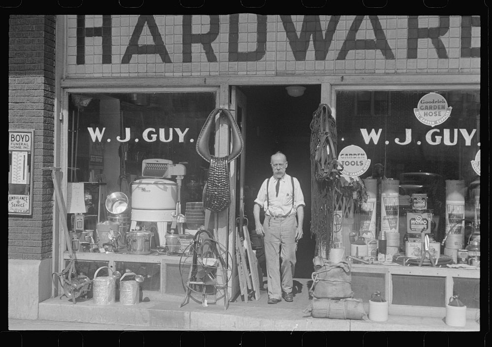 Hardware store, Marion, Ohio. Sourced from the Library of Congress.
