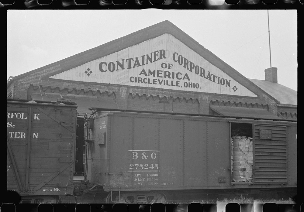 Container Corporation of America makes paper out of straw, Circleville, Ohio. Sourced from the Library of Congress.