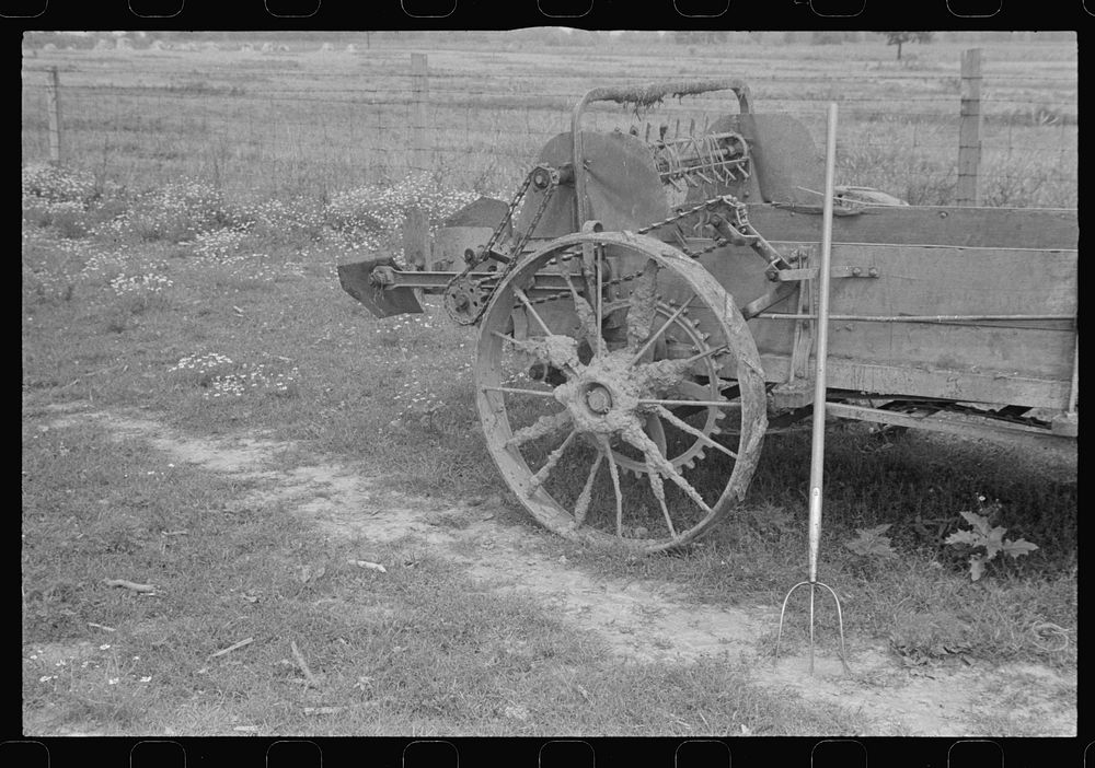 Manure spreader and bundle fork, central Ohio. Sourced from the Library of Congress.