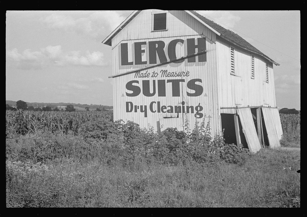 Barn advertising on Route 40, central Ohio (see general caption). Sourced from the Library of Congress.