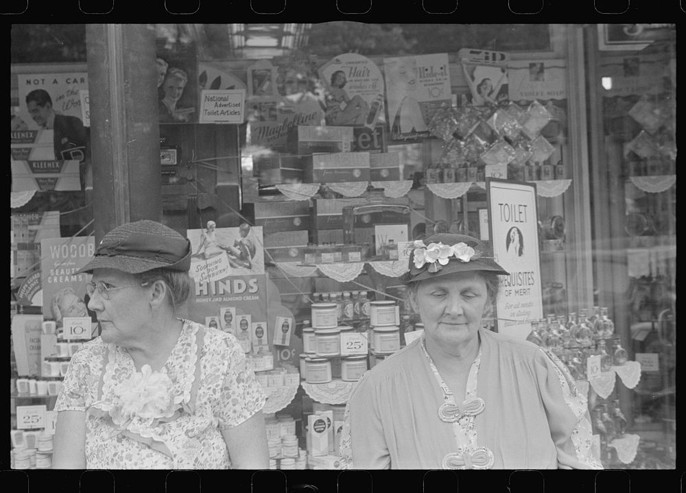 [Untitled photo, possibly related to: Street scene, Circleville, Ohio]. Sourced from the Library of Congress.