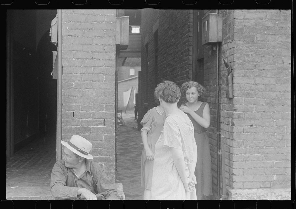 Street scene in Columbus, Ohio. Sourced from the Library of Congress.