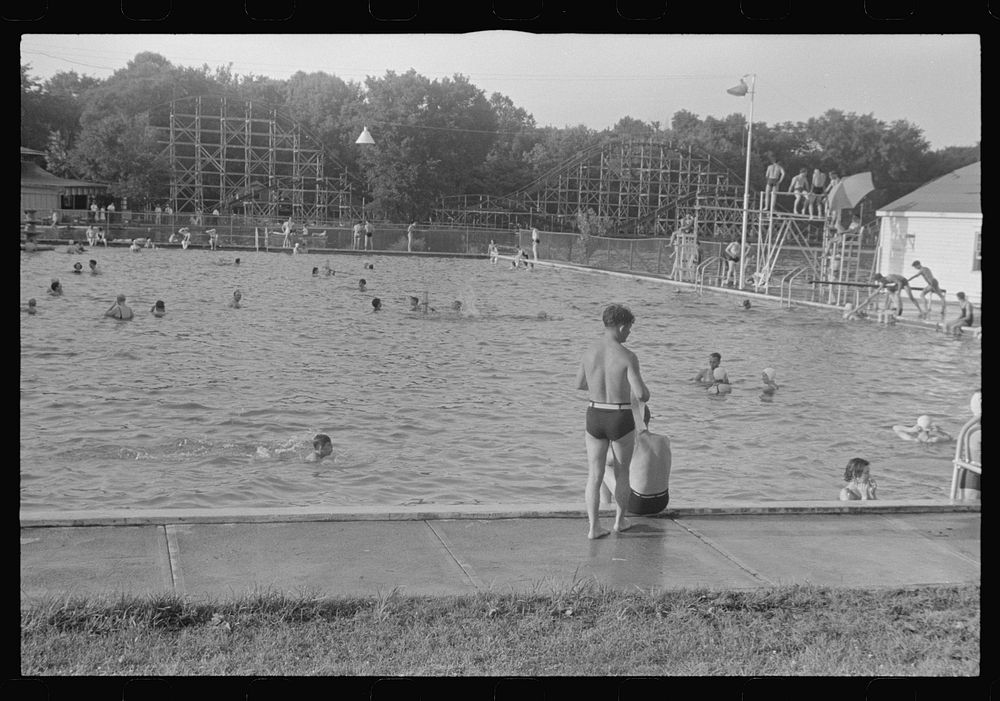 Swimming pool, Buckeye Lake Amusement Park, near Columbus, Ohio (see general caption). Sourced from the Library of Congress.
