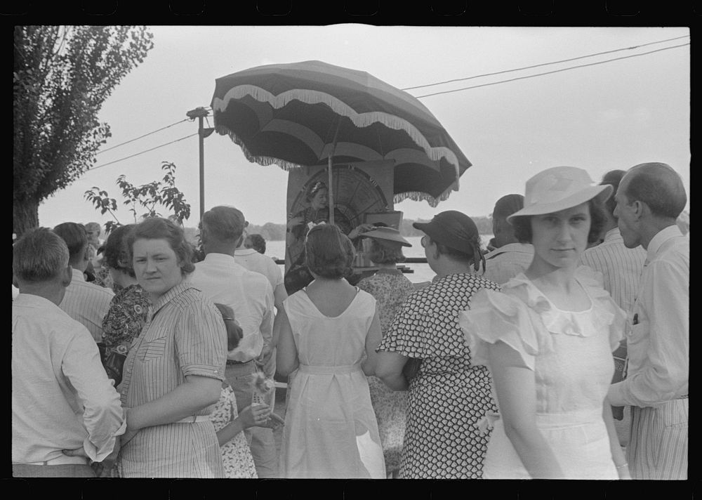 Scene at Buckeye Lake Amusement Park, near Columbus, Ohio (see general caption). Sourced from the Library of Congress.