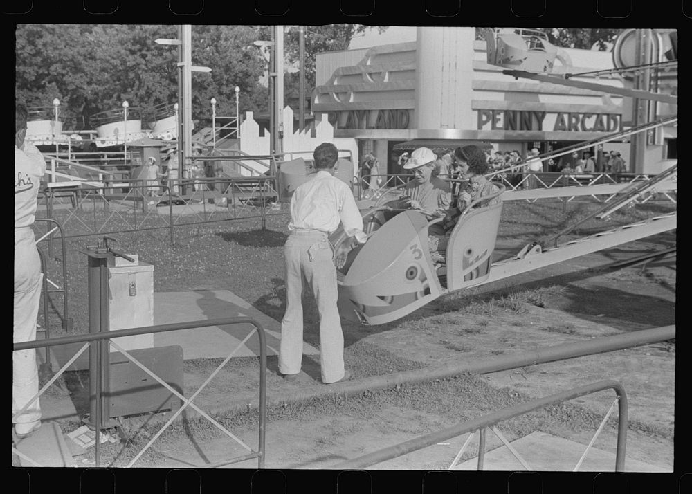 Scene at Buckeye Lake Amusement Park, near Columbus, Ohio (see general caption). Sourced from the Library of Congress.
