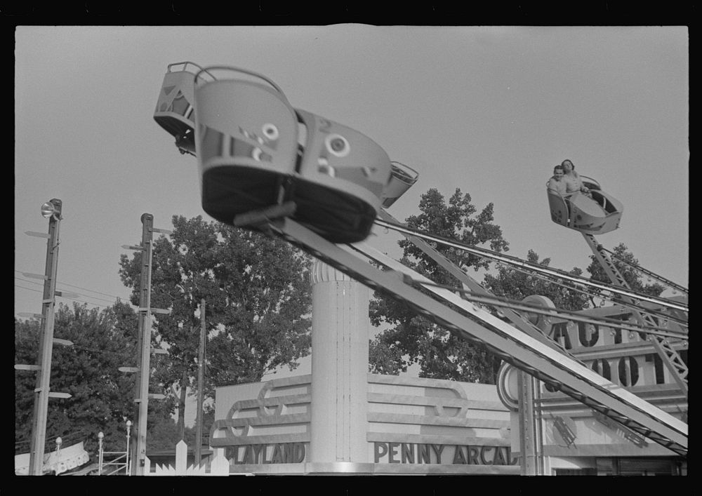 Scene at Buckeye Lake Amusement Park, near Columbus, Ohio (see general caption). Sourced from the Library of Congress.