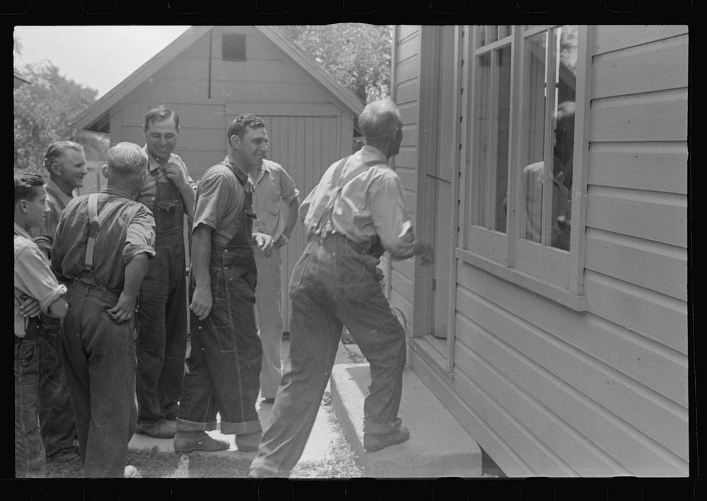Field hands entering house for dinner during harvest time, central Ohio. Sourced from the Library of Congress.