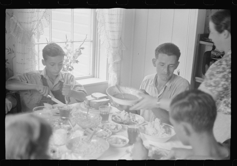 Dinner time during wheat harvest, central Ohio. Sourced from the Library of Congress.
