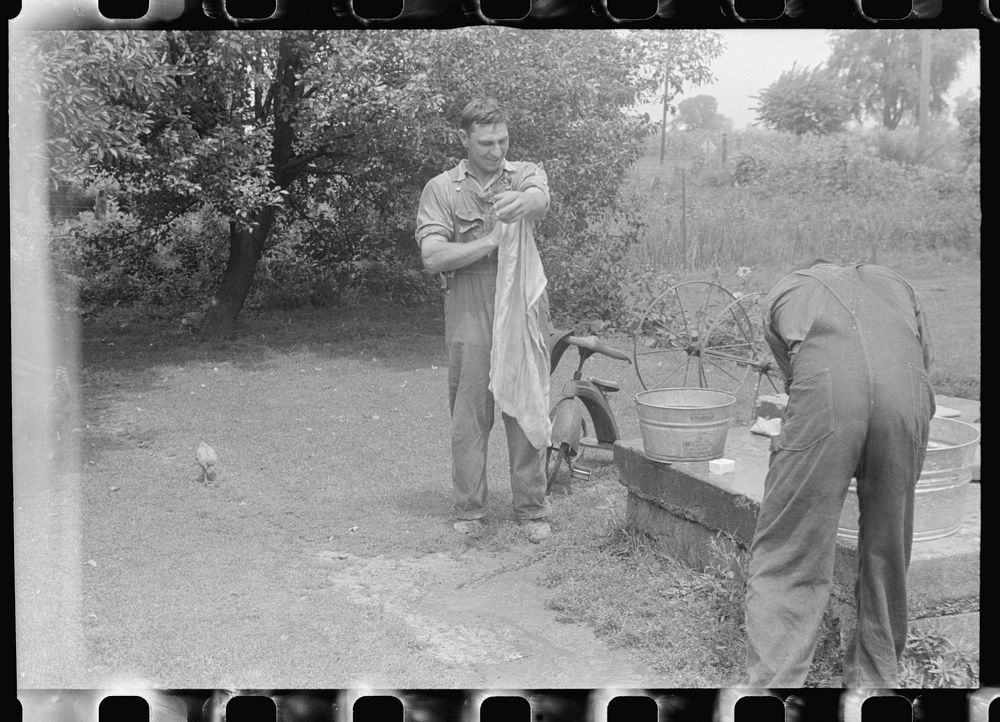 Washing up before dinner during wheat harvest, central Ohio. Sourced from the Library of Congress.