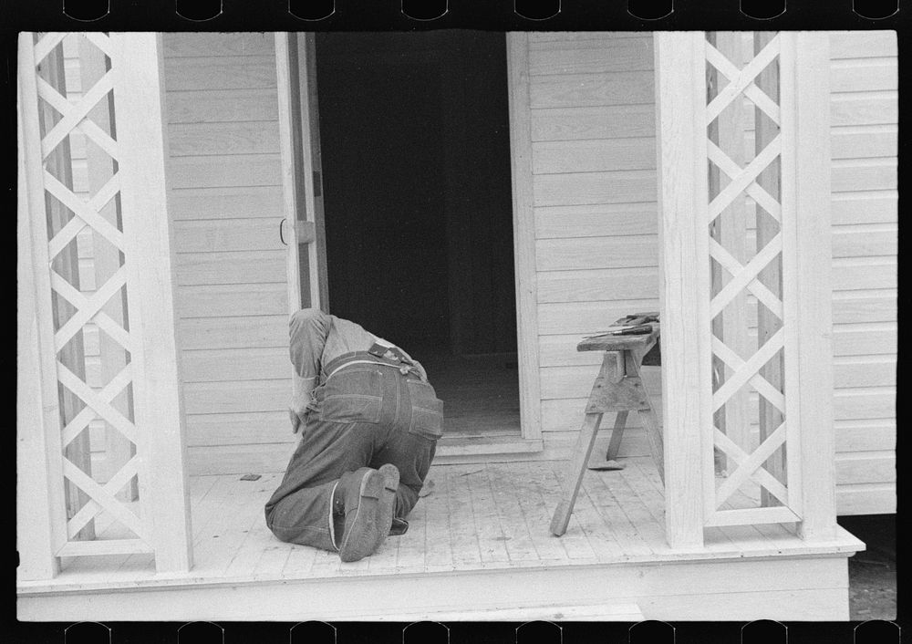 Carpenter at work, Eatonton, Georgia. Briar Patch Project. Sourced from the Library of Congress.