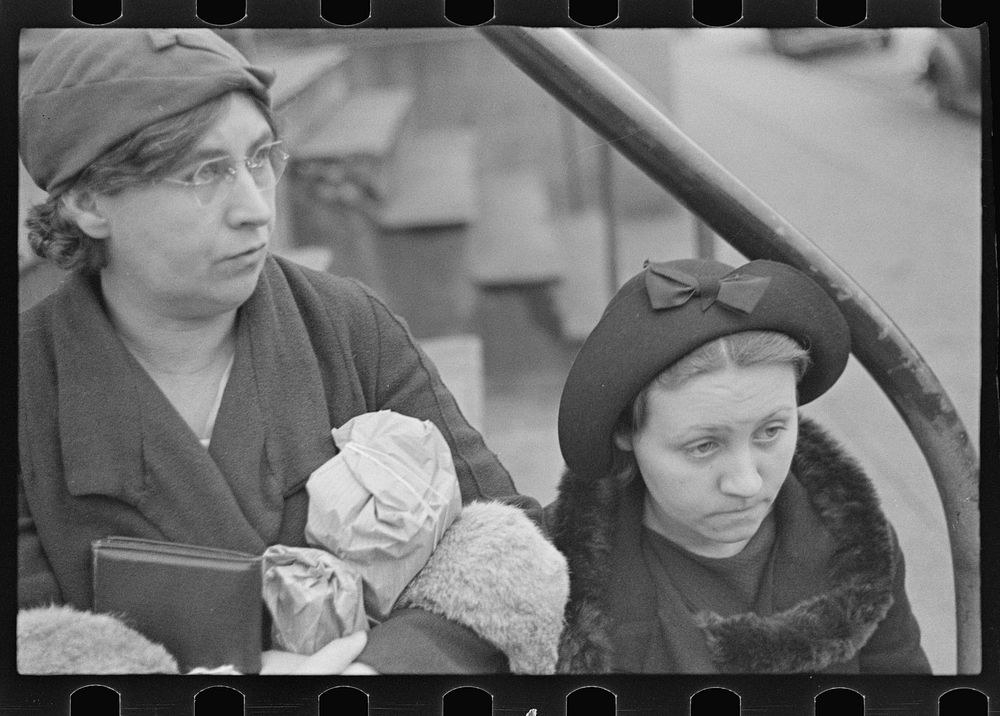 Bystanders, Bethlehem, Pennsylvania. Sourced from the Library of Congress.