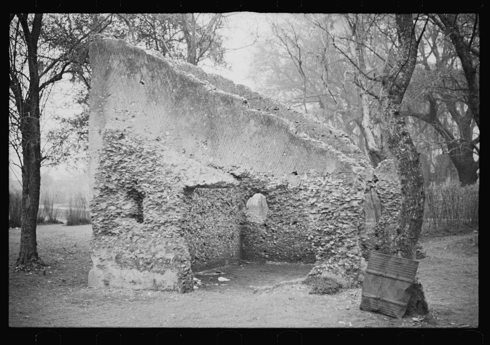 [Untitled photo, possibly related to: Ruins of supposed Spanish mission, Georgia]. Sourced from the Library of Congress.