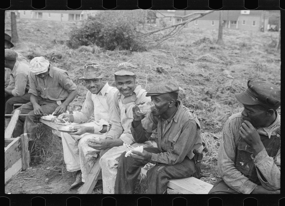Lunch hour at Newport News Homesteads, Virginia. Sourced from the Library of Congress.