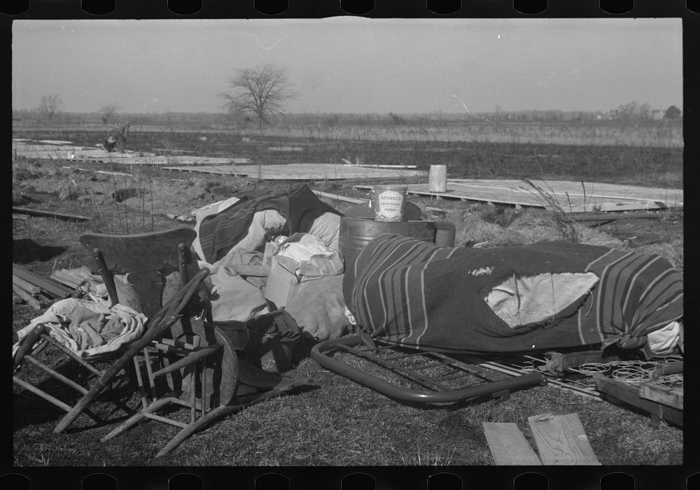 [Untitled photo, possibly related to: Setting up a tent in the camp for white flood refugees, Forrest City, Arkansas].…