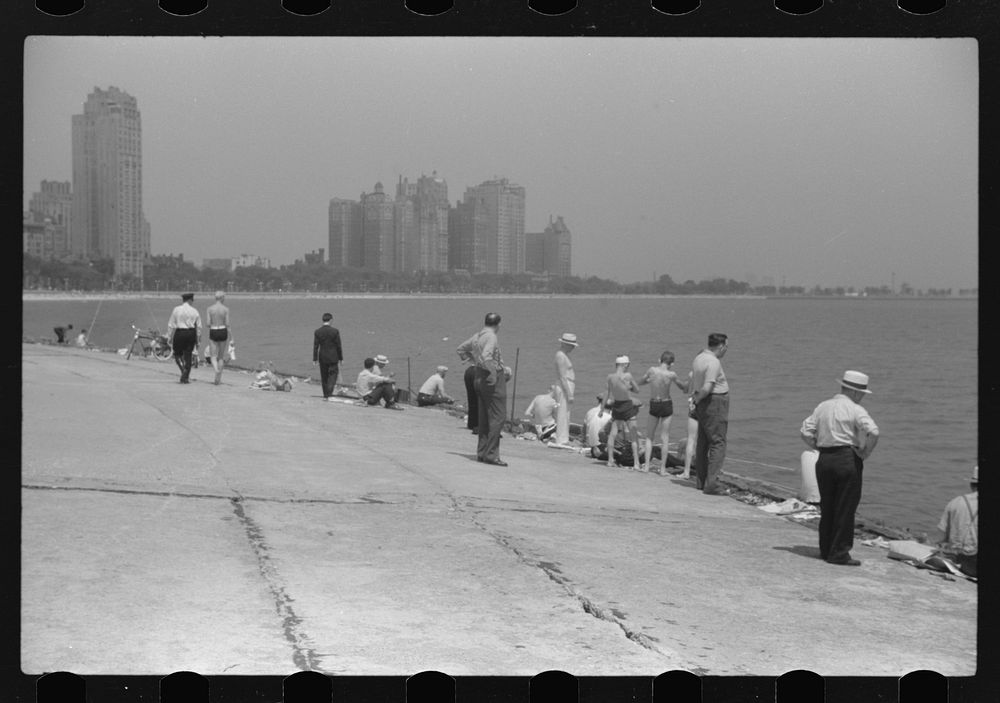 [Untitled photo, possibly related to: Public bathing beach, Chicago, Illinois]. Sourced from the Library of Congress.