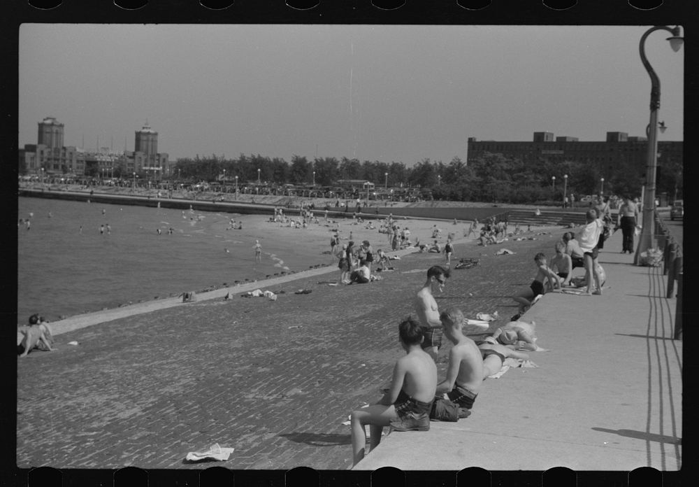 [Untitled photo, possibly related to: Ohio Street bathing beach. Chicago, Illinois]. Sourced from the Library of Congress.