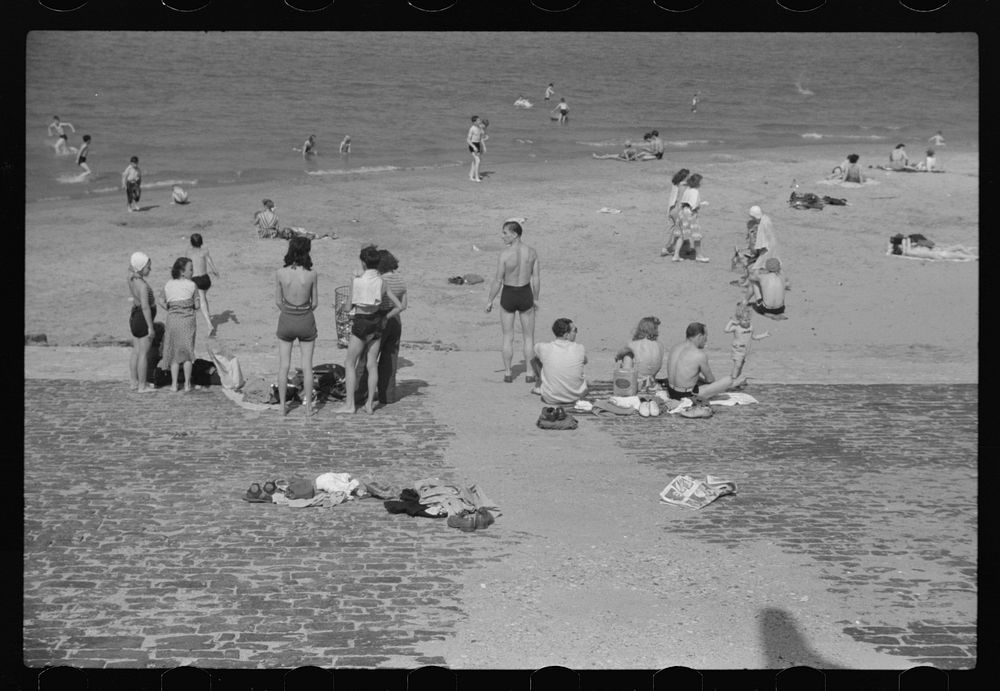 Ohio Street bathing beach. Chicago, Illinois. Sourced from the Library of Congress.