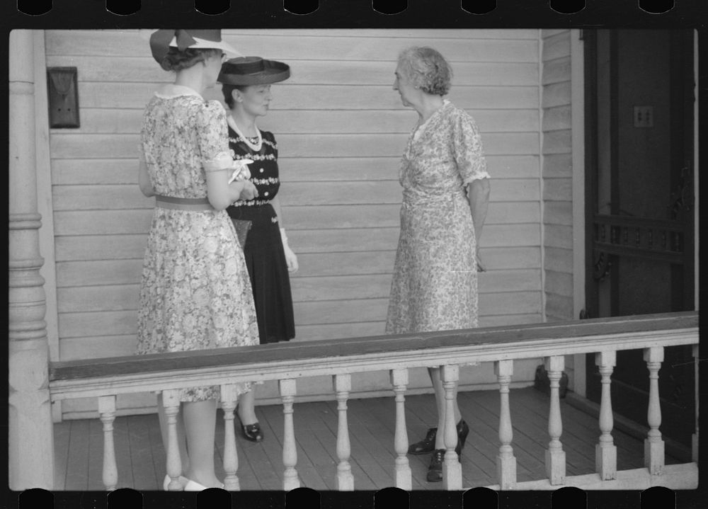 Sunday afternoon visitors. Vincennes, Indiana. Sourced from the Library of Congress.