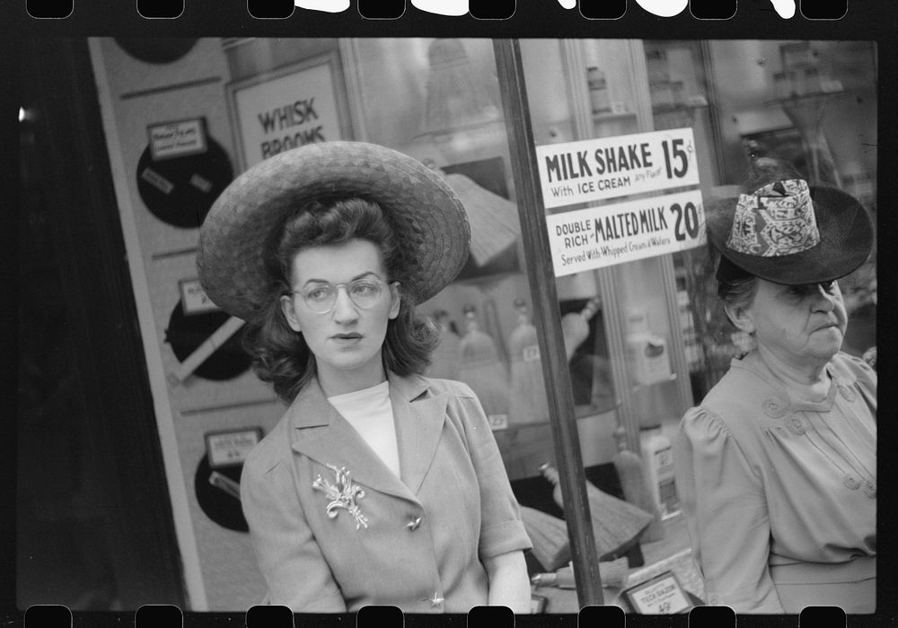 Waiting for a street car. Chicago, Illinois. Sourced from the Library of Congress.